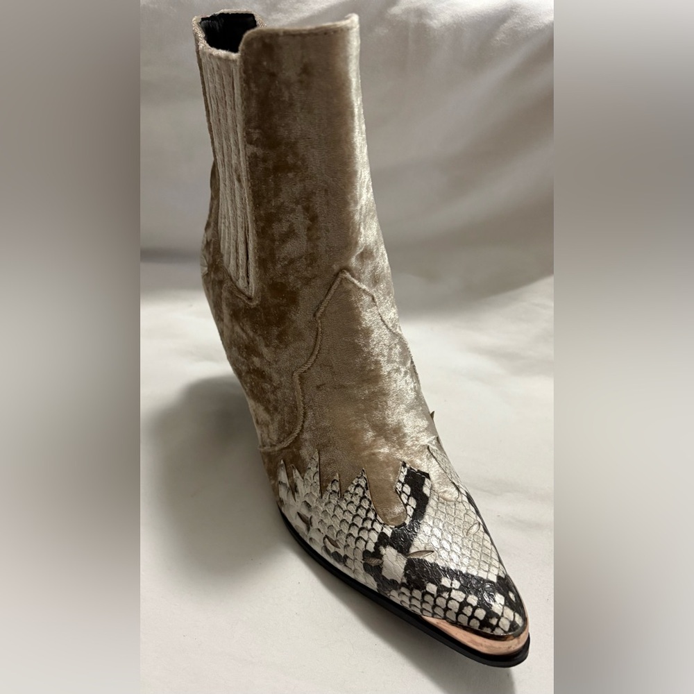 Cape Robbin Cream and Black Ankle Booties Suede and Snakeskin Pattern size 7.5